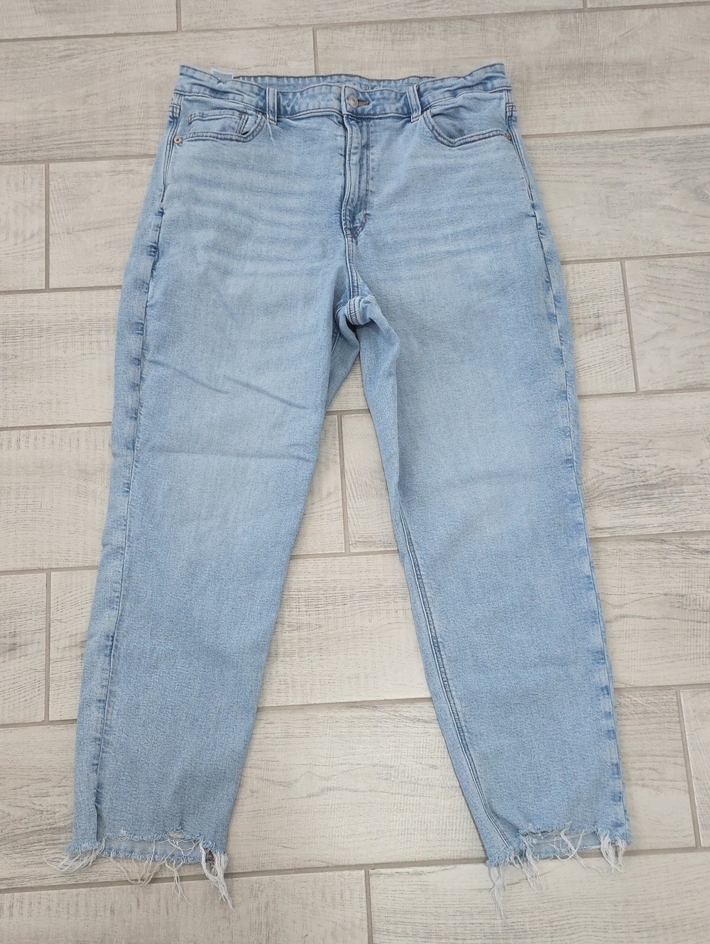 American Eagle Mom Jeans Women's Size 16 Light Wash Chewed Hem